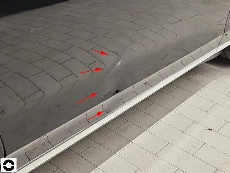 Schadenlinie am Schweller, einzelne Druckstellen mit roten Pfeilen markiert