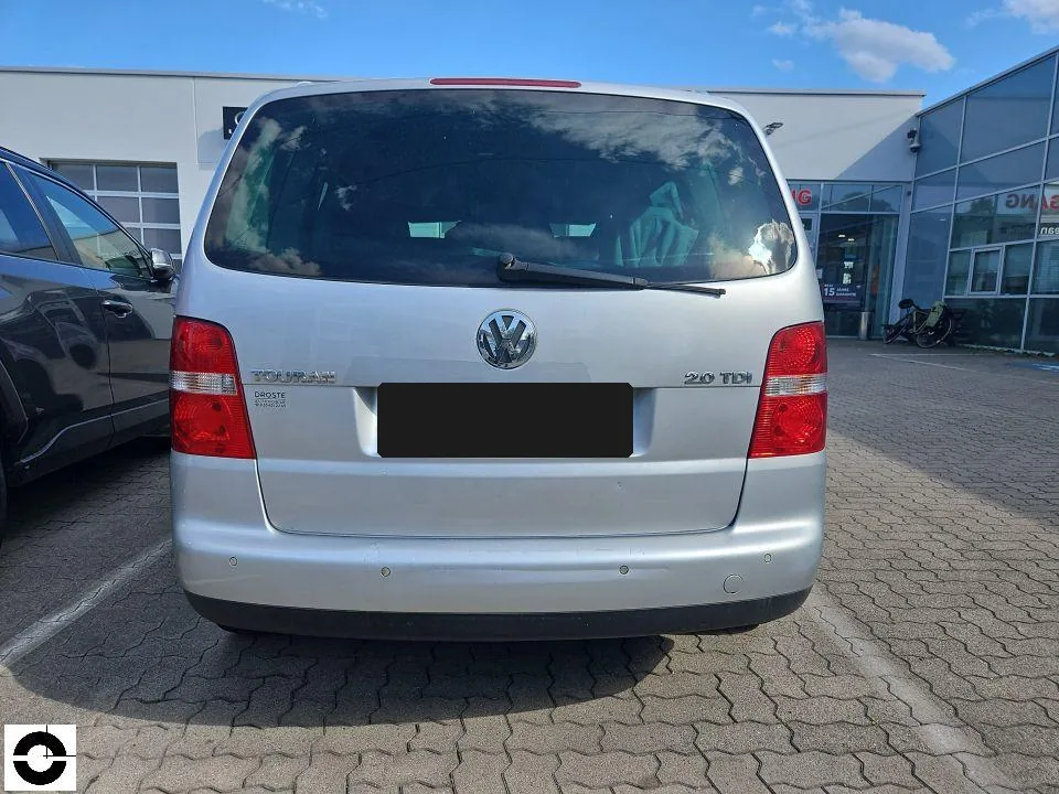Rear of a VW Touran with impact damage to the tailgate and bumper