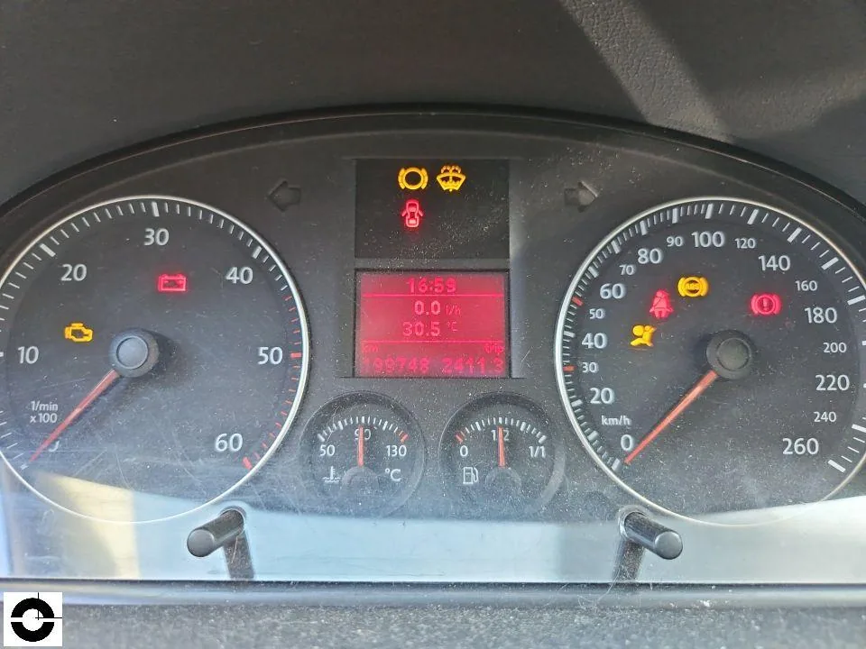 Instrument cluster of a VW Touran showing a mileage of 199.748 km
