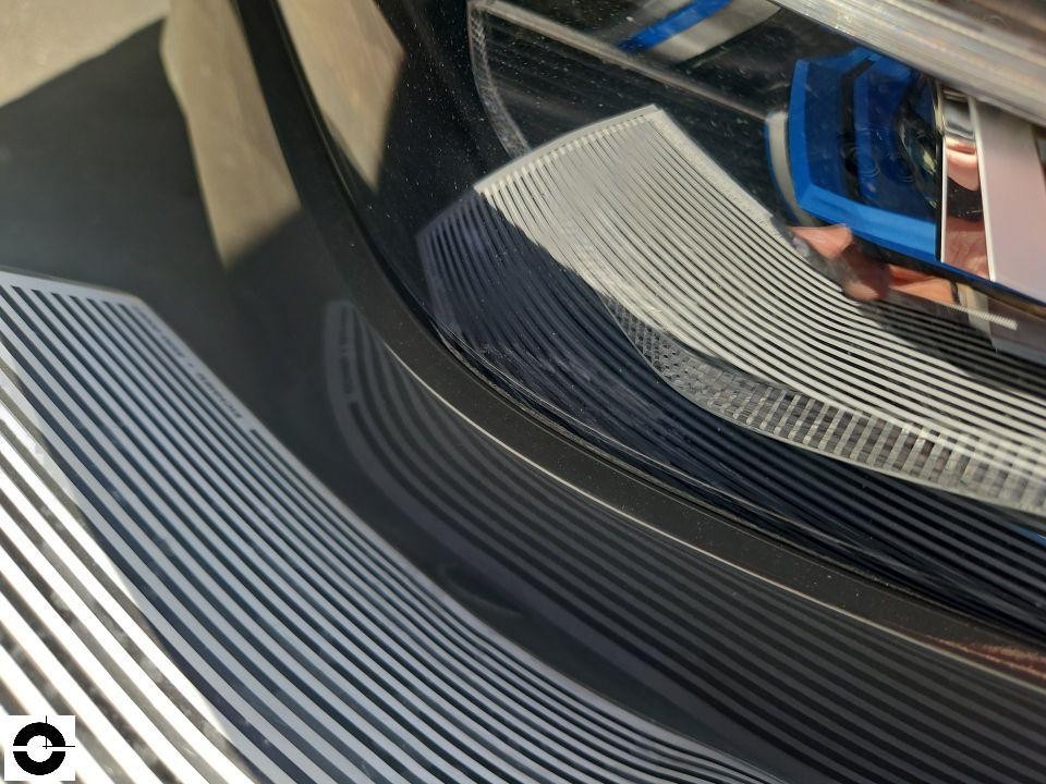 Detailaufnahme Scheinwerfer vorne, LED-Tagfahrlicht mit Linienstruktur sichtbar