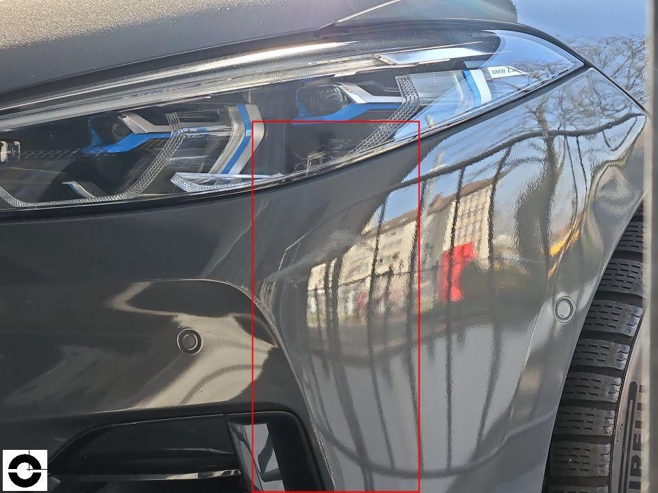 Frontpartie rechts, Kotflügel und Scheinwerfer, roter Bereich markiert Schadenszone