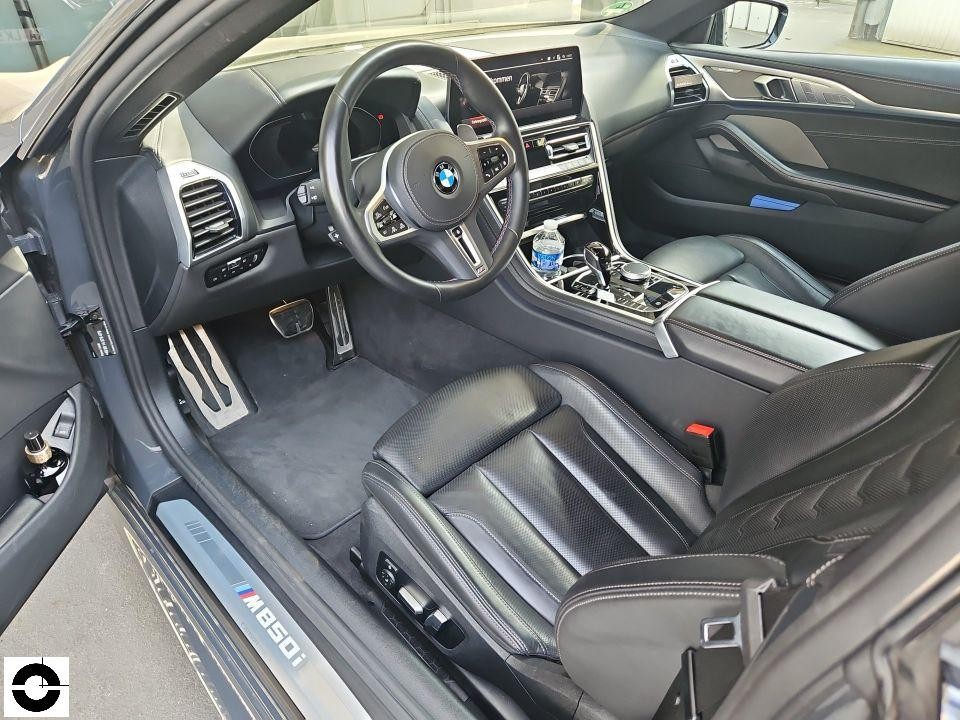 Innenraum Fahrerseite, schwarze Ledersitze, M850i Einstiegsleiste, keine Schäden sichtbar