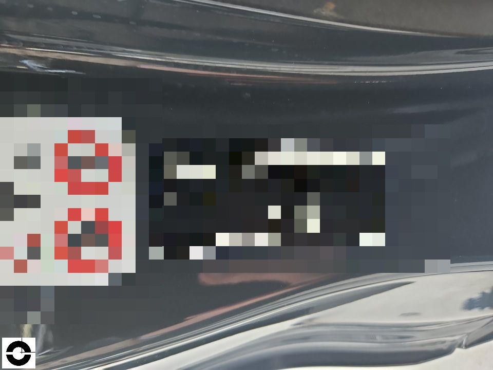 Typenschild im Türrahmen/Schwellerbereich, Fahrzeugdaten pixeliert