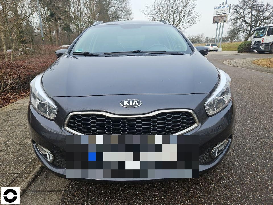 Frontansicht, dunkelgrauer Kombi, Kennzeichen bereits pixeliert, keine sichtbaren Schäden