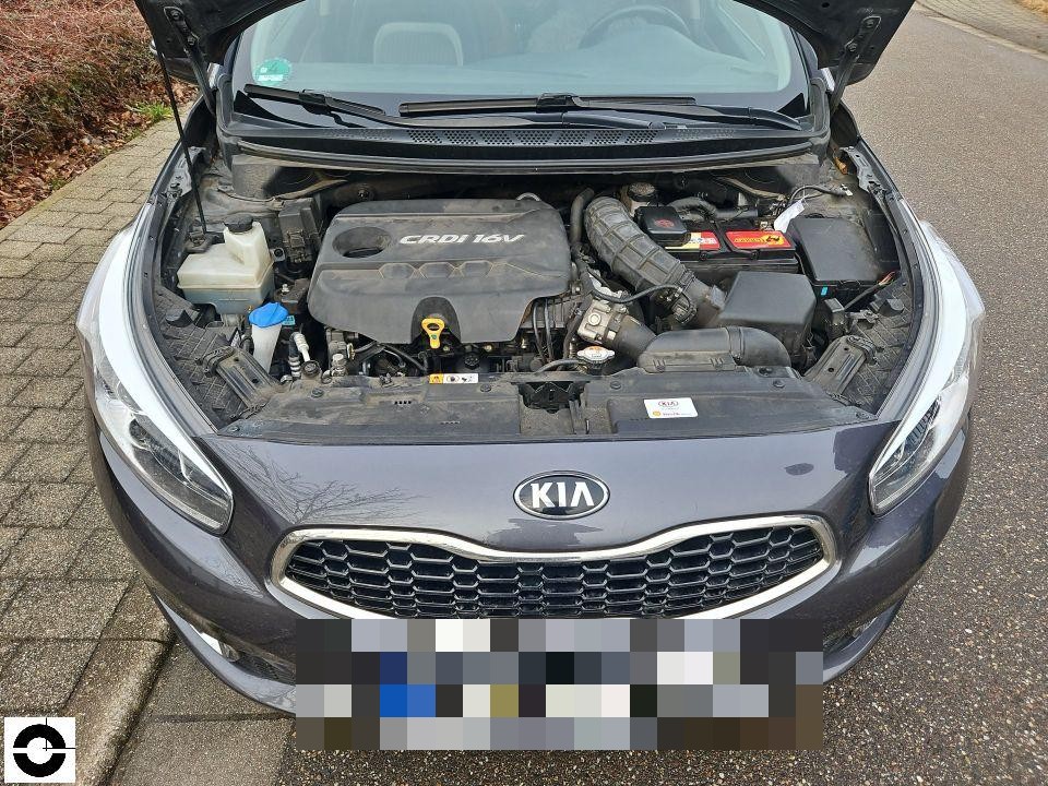 Frontansicht mit geöffneter Motorhaube, CRDi 16V Dieselmotor sichtbar, Kennzeichen pixeliert