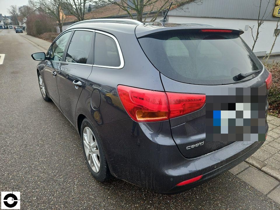 Heckansicht schräg links, Kia Cee'd Kombi, Kennzeichen pixeliert, keine sichtbaren Schäden