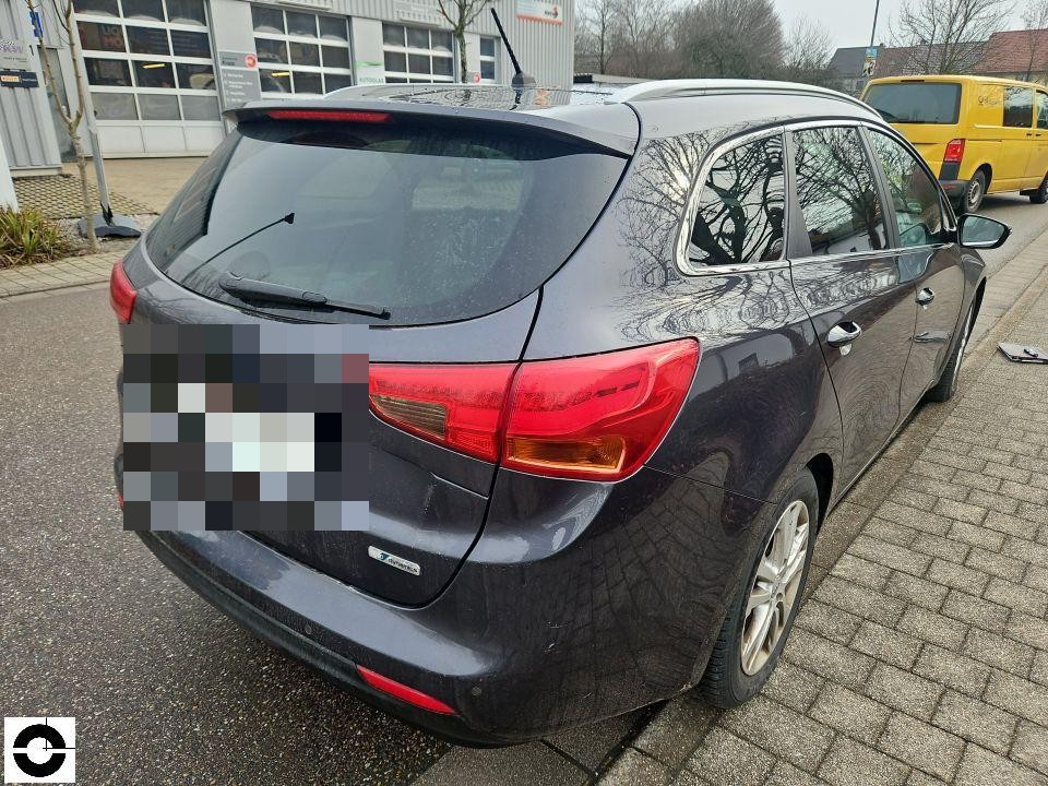 Heckansicht schräg rechts, dunkelblaues Kombi-Fahrzeug, Kennzeichen pixeliert, keine sichtbaren Schäden