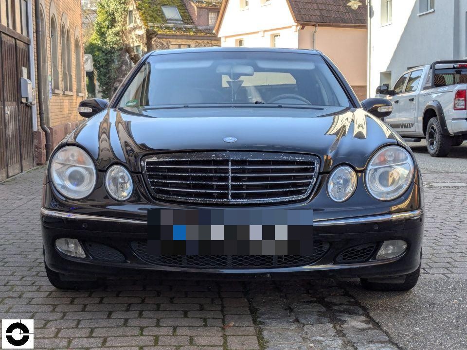 Frontansicht, dunkelblaue Limousine, keine sichtbaren Schäden erkennbar