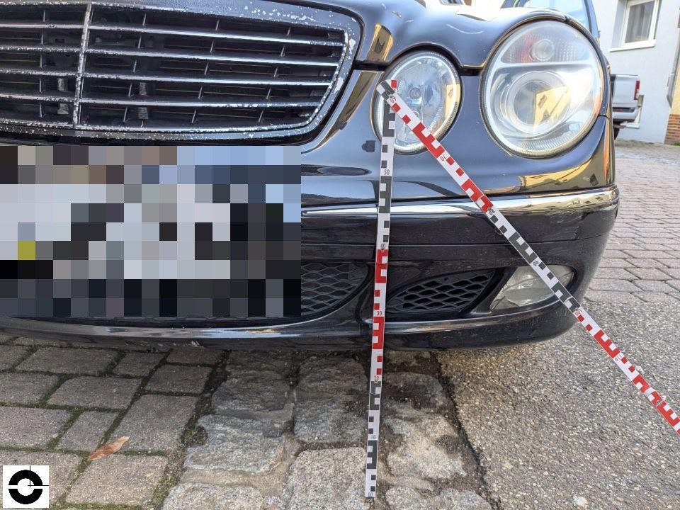 Frontansicht mit Messleiste, Kühlergrill und Scheinwerfer rechts, Kennzeichen pixeliert