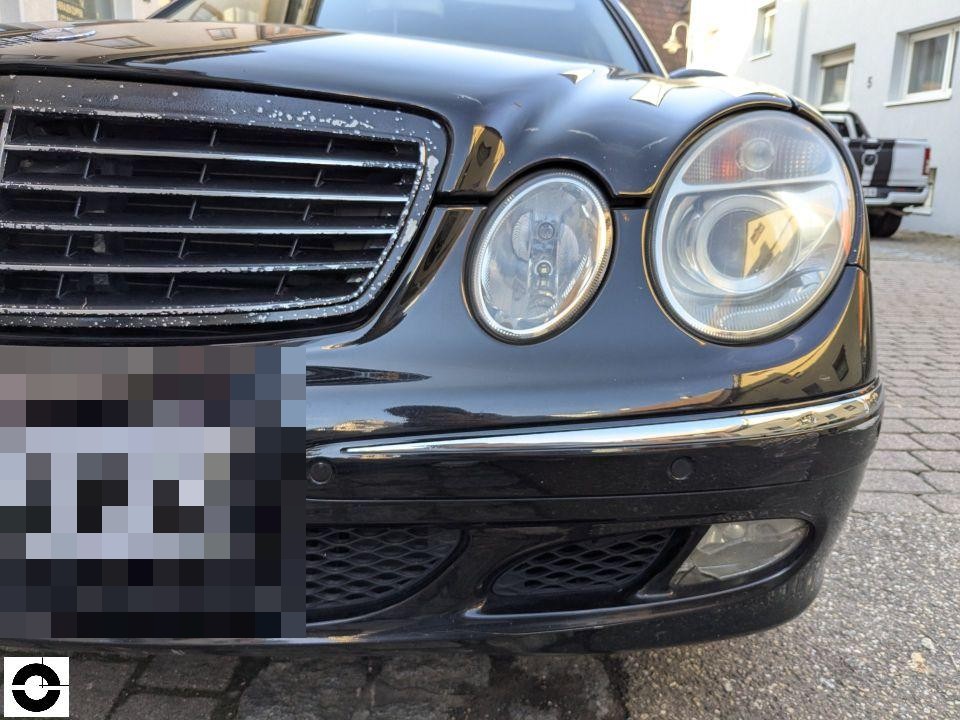 Frontansicht, rechter Scheinwerfer und Kühlergrill, Delle an Motorhaube sichtbar