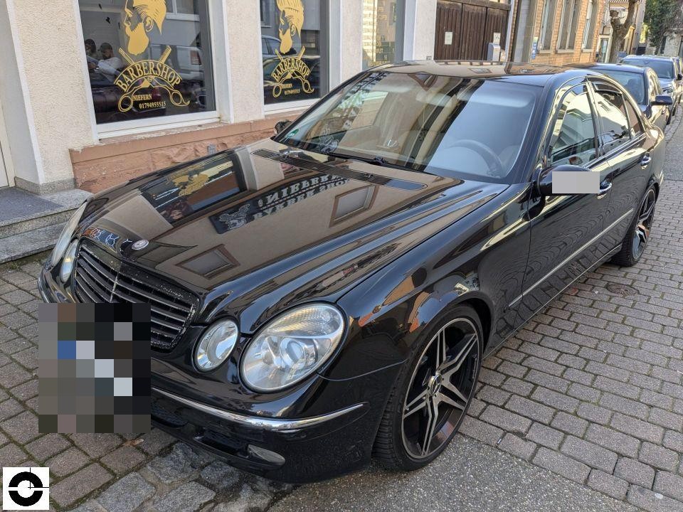 Frontschaden Mercedes-Benz E 320 in Pforzheim-Nordstadt