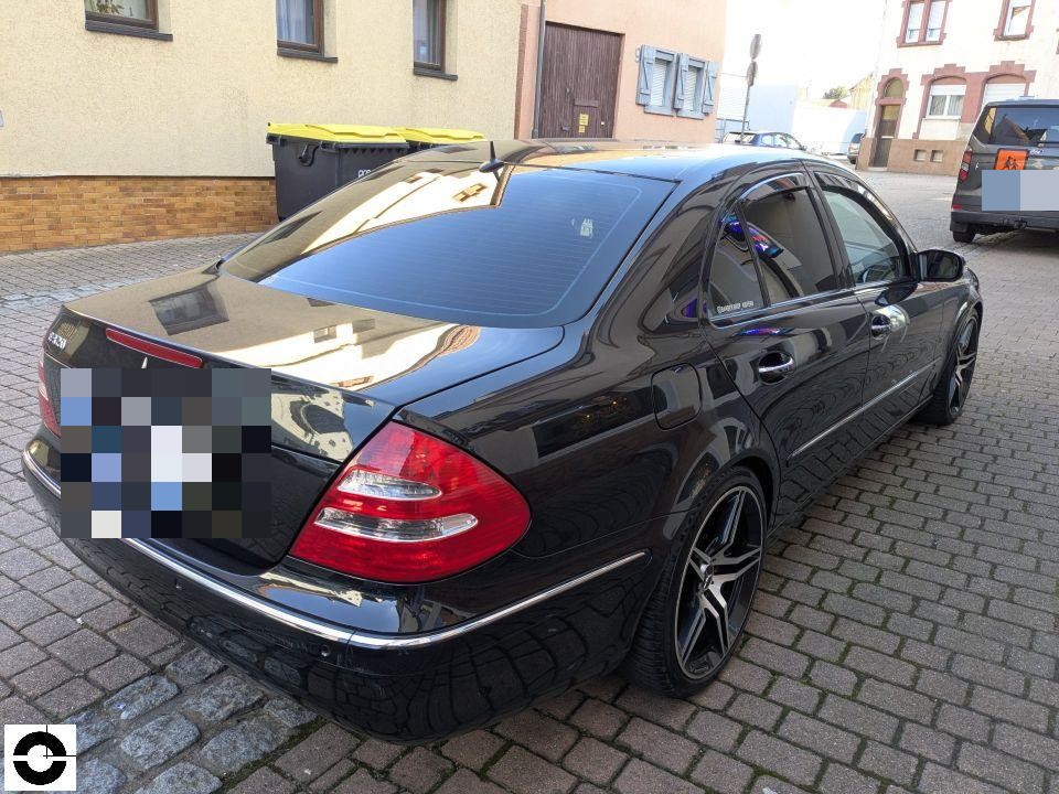 Heckansicht schräg rechts, schwarze Limousine, keine sichtbaren Schäden