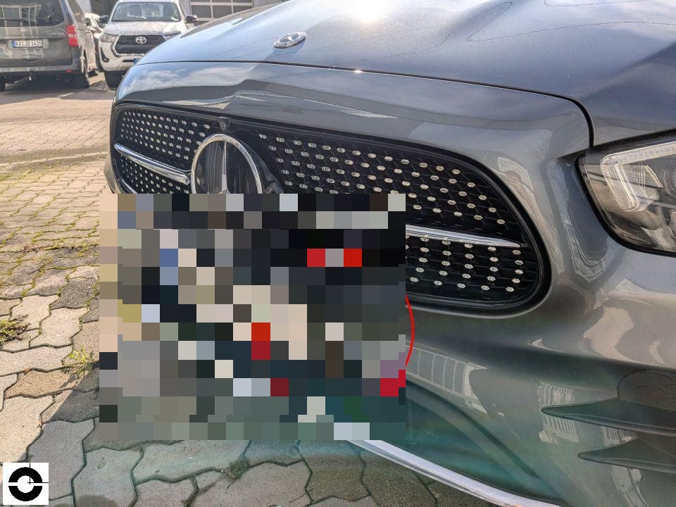 Frontansicht, Kühlergrill mit Mercedes-Stern, Kennzeichenbereich pixeliert, keine sichtbaren Schäden
