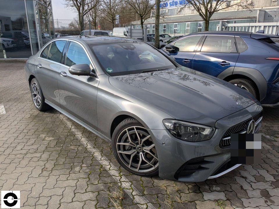 Frontansicht schräg rechts, graue Limousine, keine sichtbaren Schäden