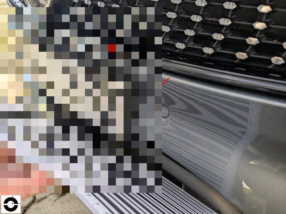 Frontbereich mit wabenförmigem Kühlergrill, Kratzer und Schmutz an Frontstoßstange