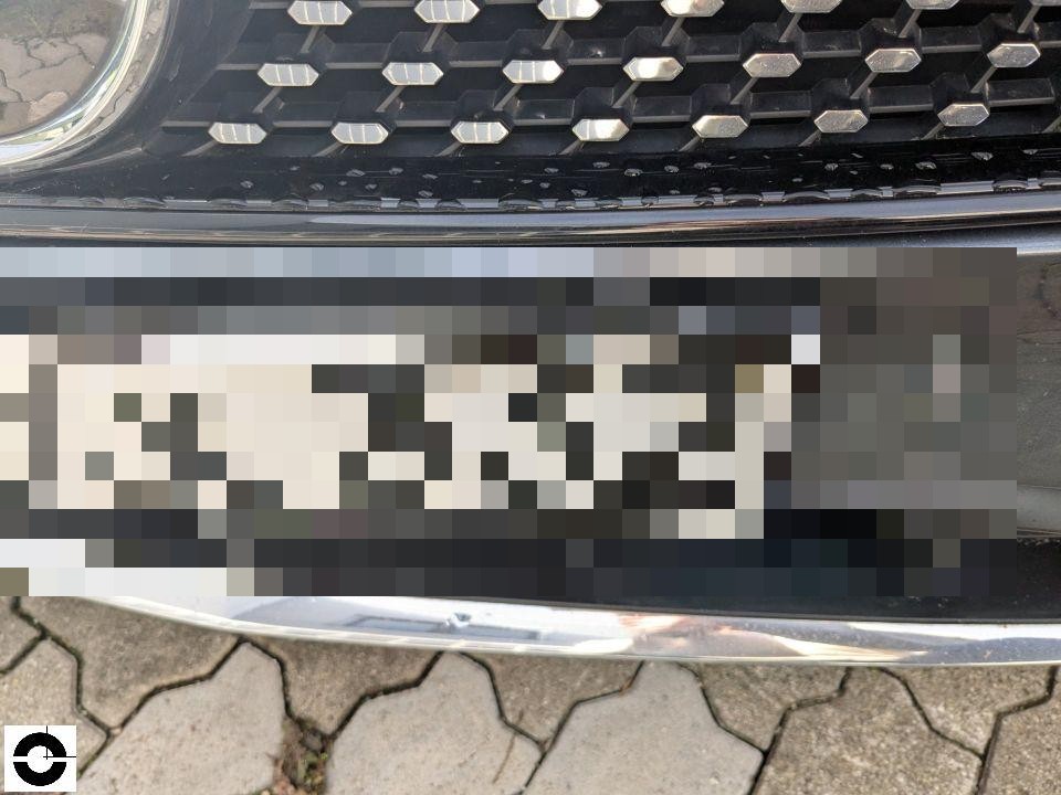 Frontpartie mit Kühlergrill, pixeliertem Kennzeichenbereich und Chromleiste