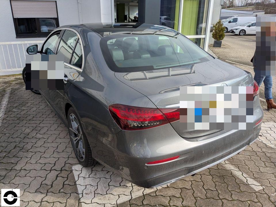 Heckansicht schräg links, grauer Lack mit leichter Verschmutzung, keine sichtbaren Schäden