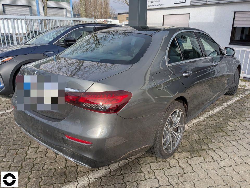 Heckansicht schräg rechts, dunkelgraue Limousine, keine sichtbaren Schäden