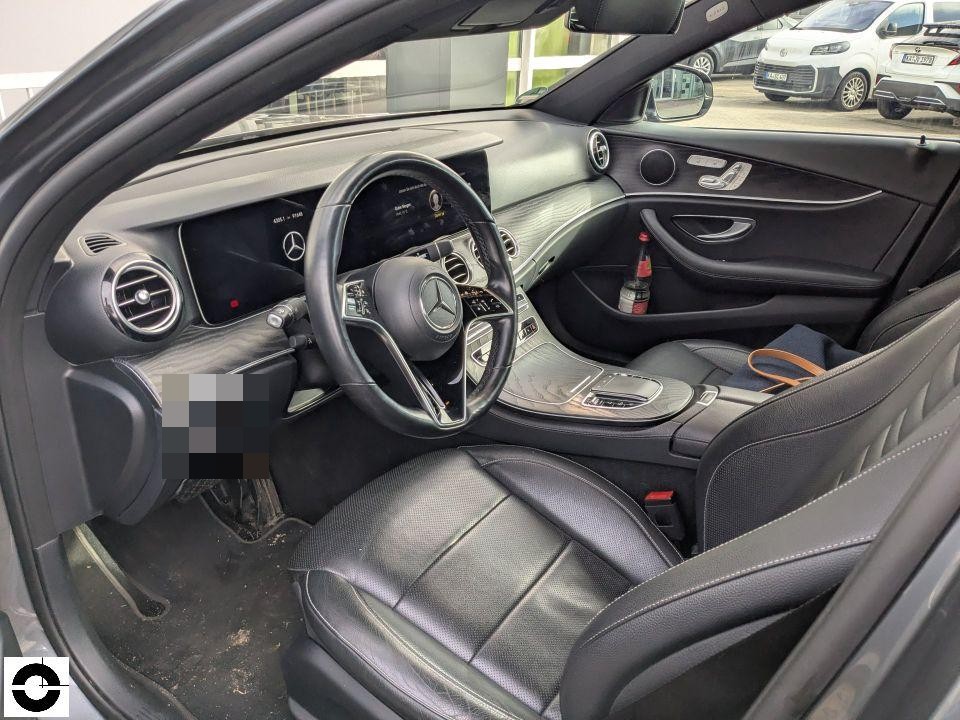 Innenraum Fahrerseite, schwarze Lederausstattung, Armaturenbrett und Lenkrad sichtbar