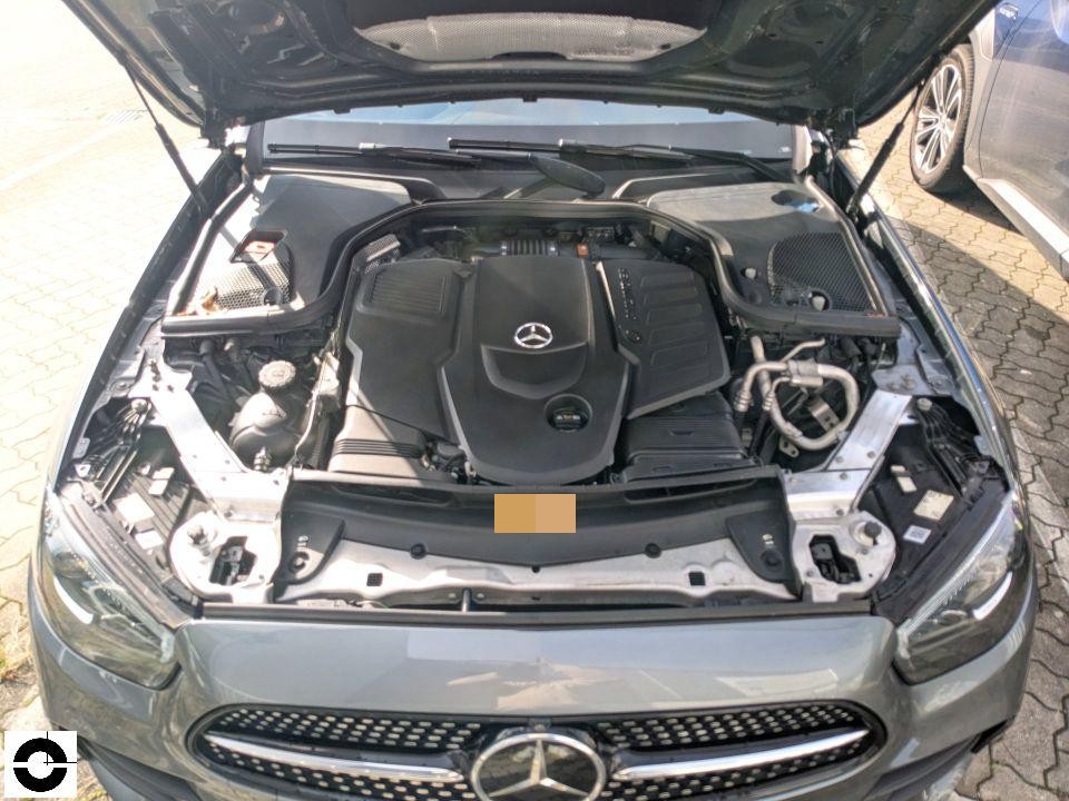 Motorraum von vorne, geöffnete Motorhaube, Mercedes-Benz Motor sichtbar