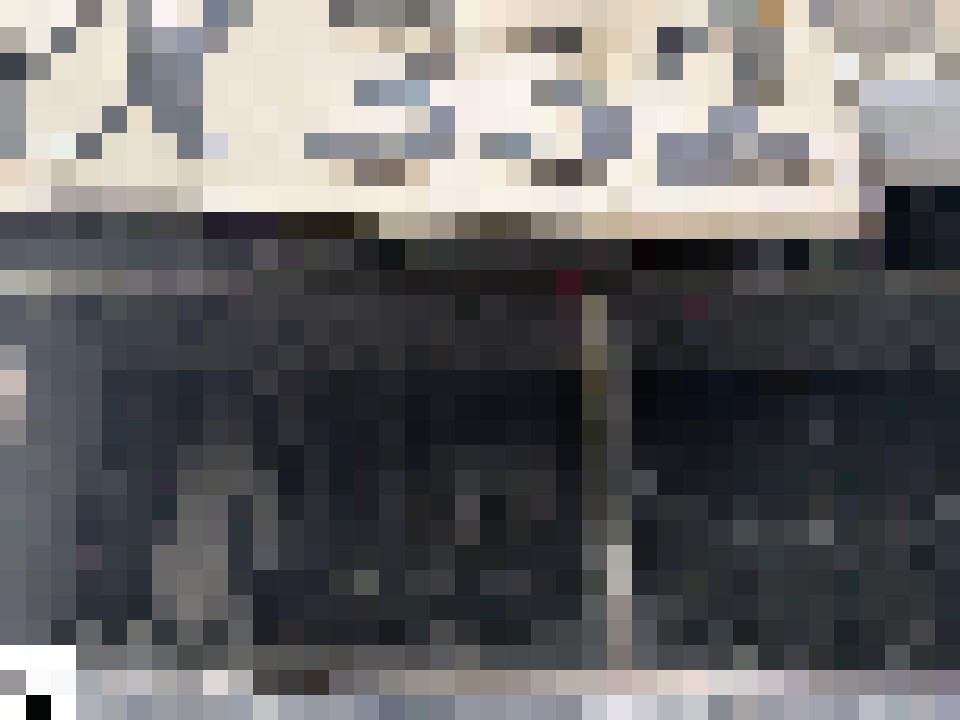 Nahaufnahme Motorraum, Detailansicht von Komponenten und Abdeckungen