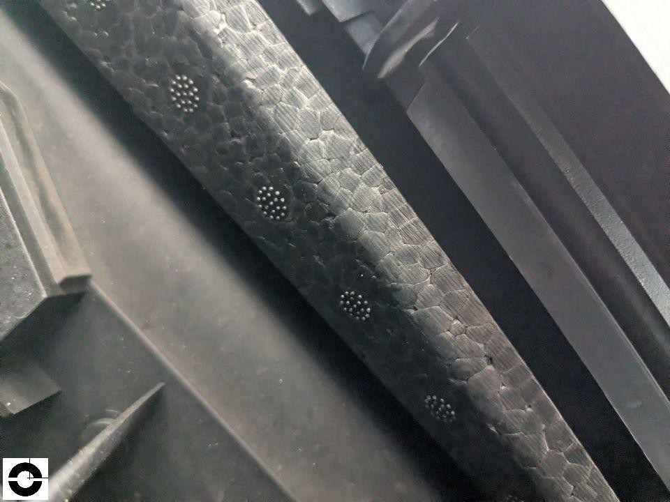 Nahaufnahme Reifenprofil mit Verschleißindikatoren, deutlicher Profilabrieb sichtbar