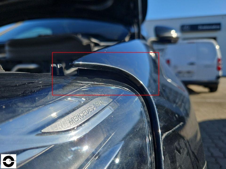 Detailaufnahme Fronthaube mit Mercedes-Benz Emblem, roter Markierungsrahmen im Bild