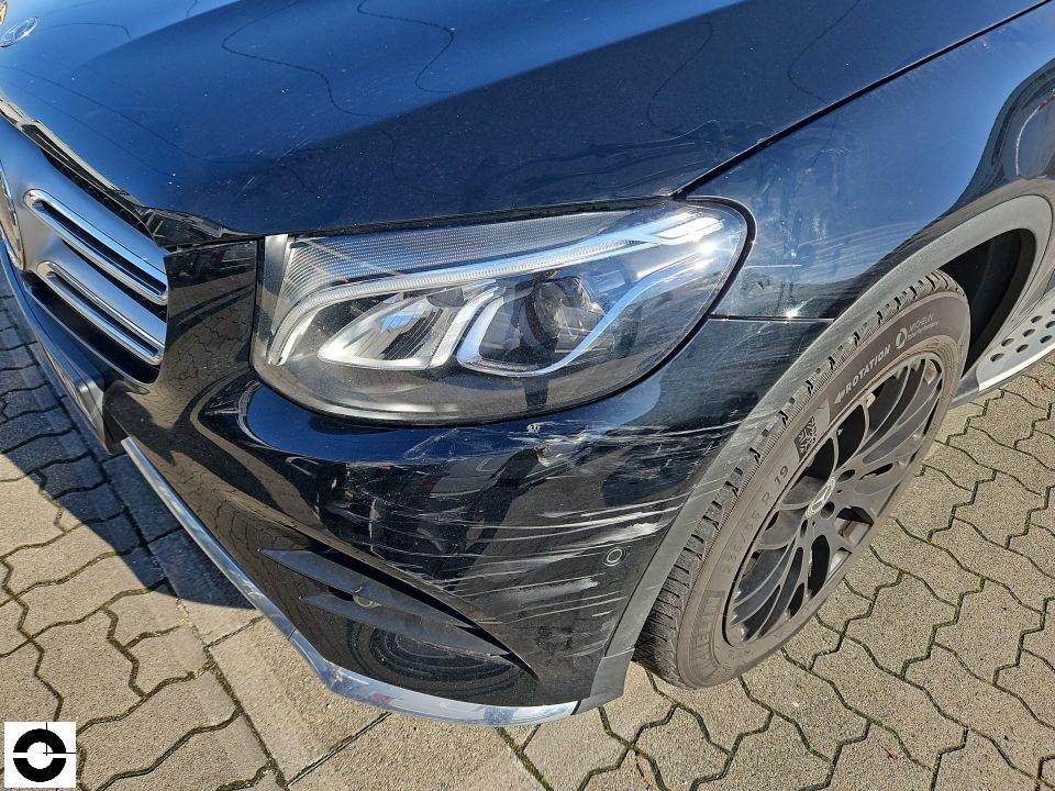 Frontansicht links, Kratzer und Schürfschäden am vorderen Kotflügel und Stoßfänger