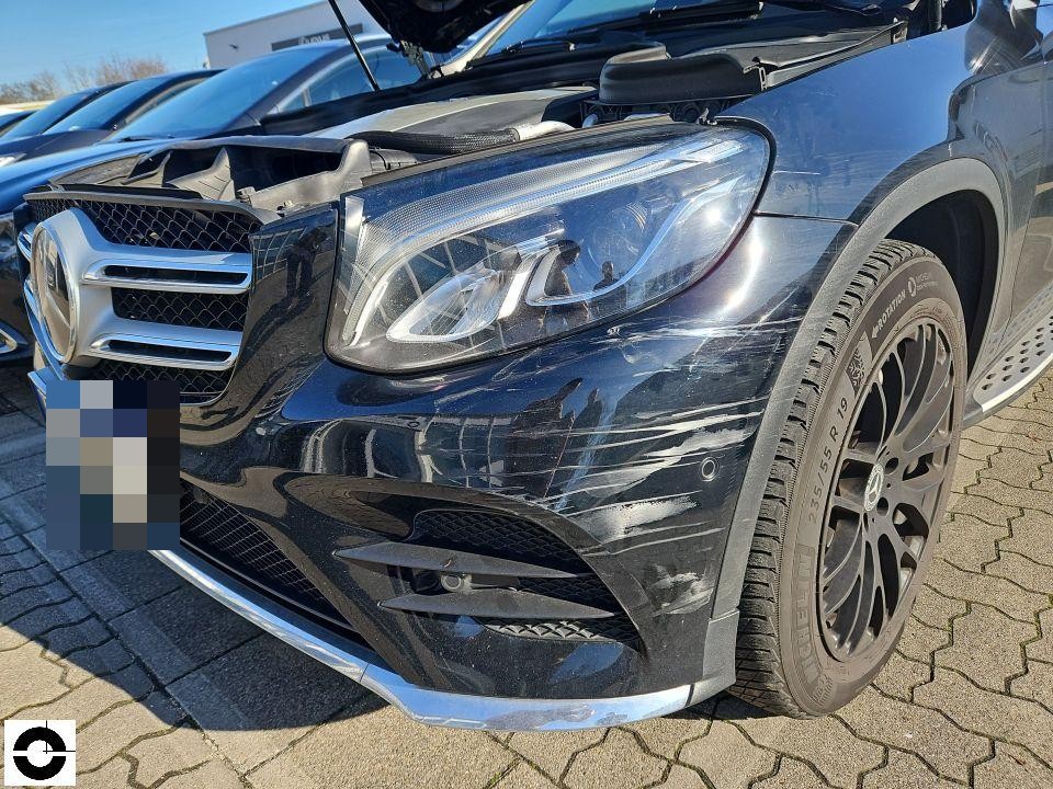 Frontansicht rechts, Kratzer und Schürfschäden am vorderen Stoßfänger und Kotflügel