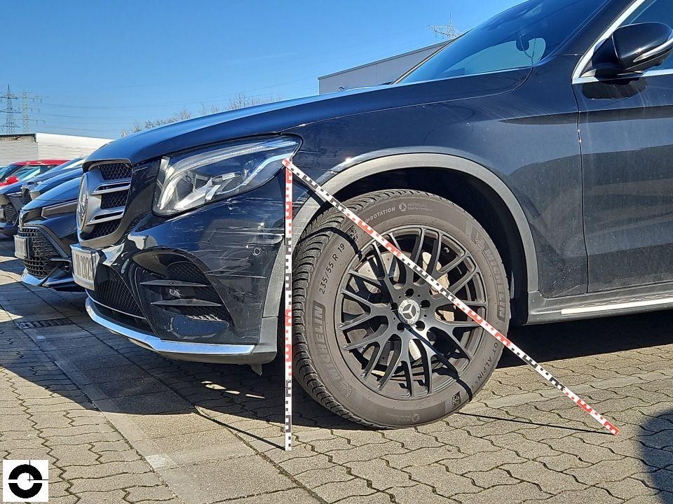 Frontansicht rechts mit Messlatte am vorderen rechten Kotflügel und Rad