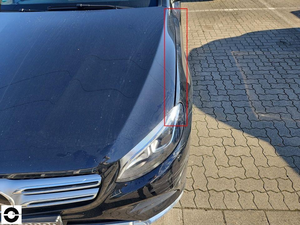 Frontansicht rechts, Motorhaube mit Kratzer, rot markierter Bereich am Kotflügel