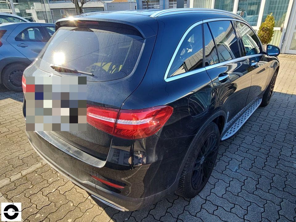 Heckansicht schräg rechts, schwarzes SUV, Kennzeichen bereits pixeliert, keine Schäden sichtbar