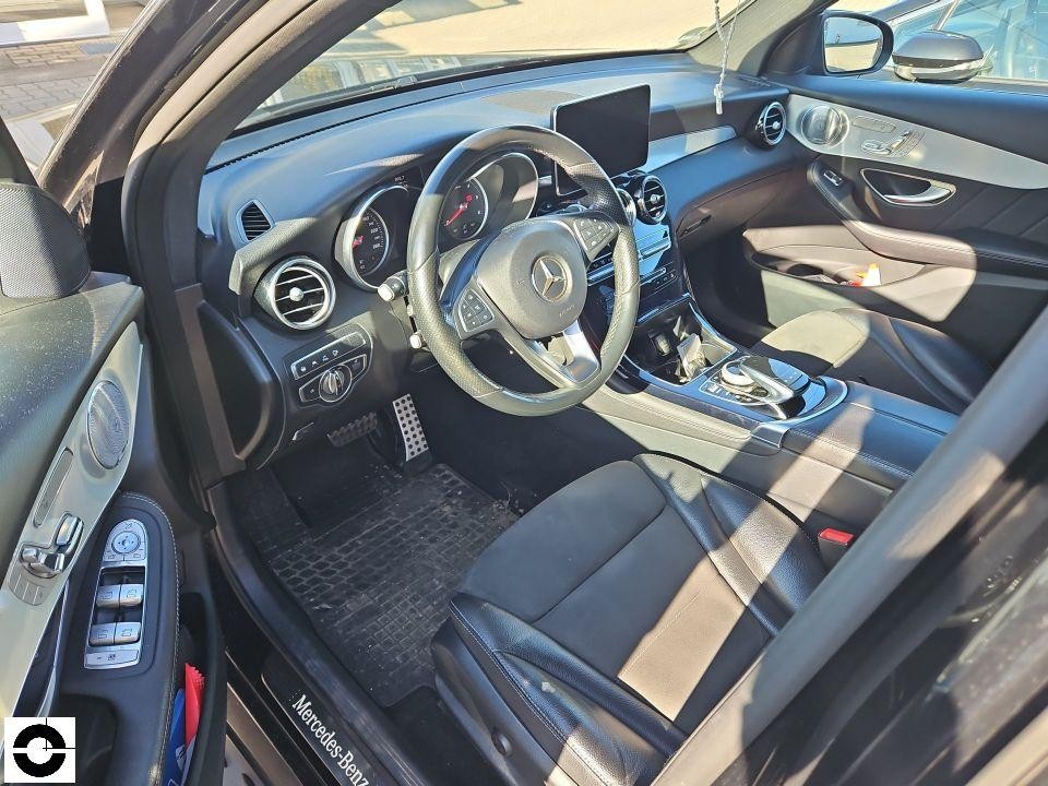 Innenraum Fahrerseite, schwarze Ledersitze, Lenkrad, Mittelkonsole, keine Schäden sichtbar