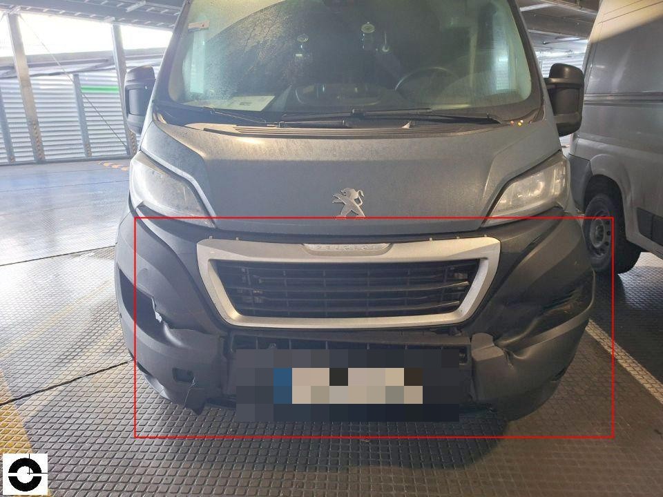 Frontansicht, Schaden an Stoßstange unten rechts, Kühlergrill intakt