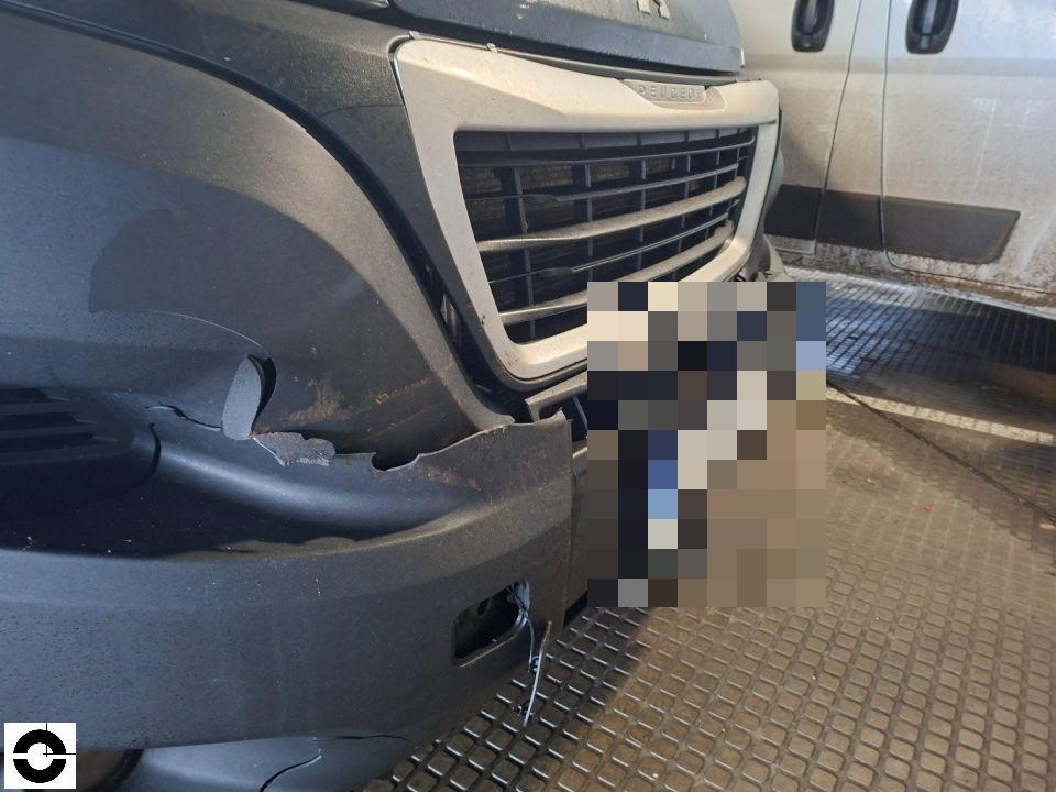 Frontansicht, schwerer Schaden an Stoßstange links, Kunststoff aufgerissen und gebrochen, Kühlergrill sichtbar