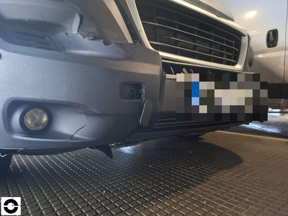 Frontansicht, Stoßfänger mit Rissen und Bruchstellen links, Nebelscheinwerfer sichtbar