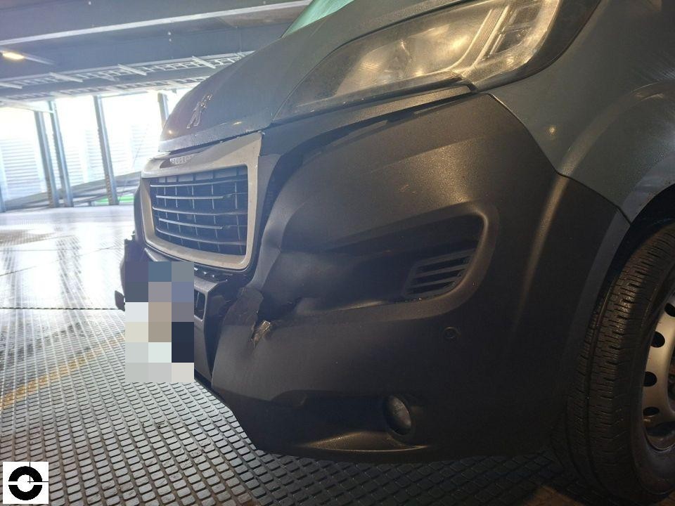 Frontansicht, Stoßfänger vorne rechts mit Kratzern und Schürfschäden, Kühlergrill sichtbar