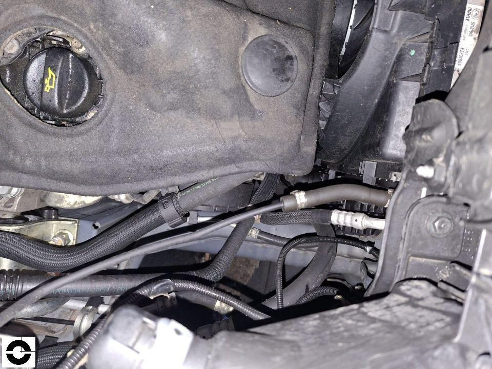 Motorraum mit Öldeckel, Schläuchen und Luftfilterkasten, keine sichtbaren Schäden