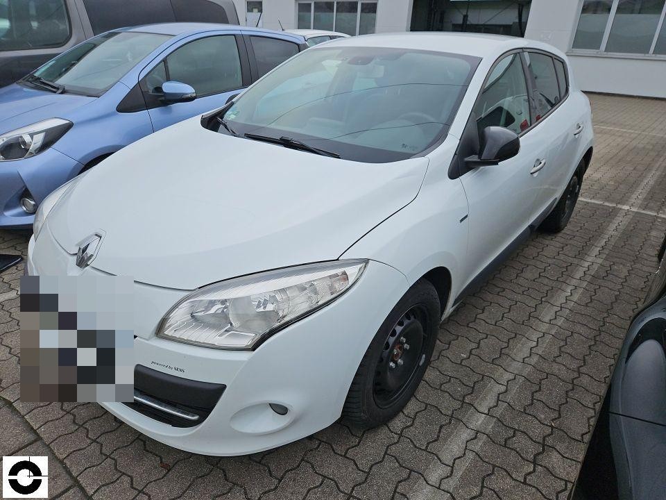 Frontansicht schräg rechts, weißes Fahrzeug, Kennzeichen bereits pixeliert, keine sichtbaren Schäden