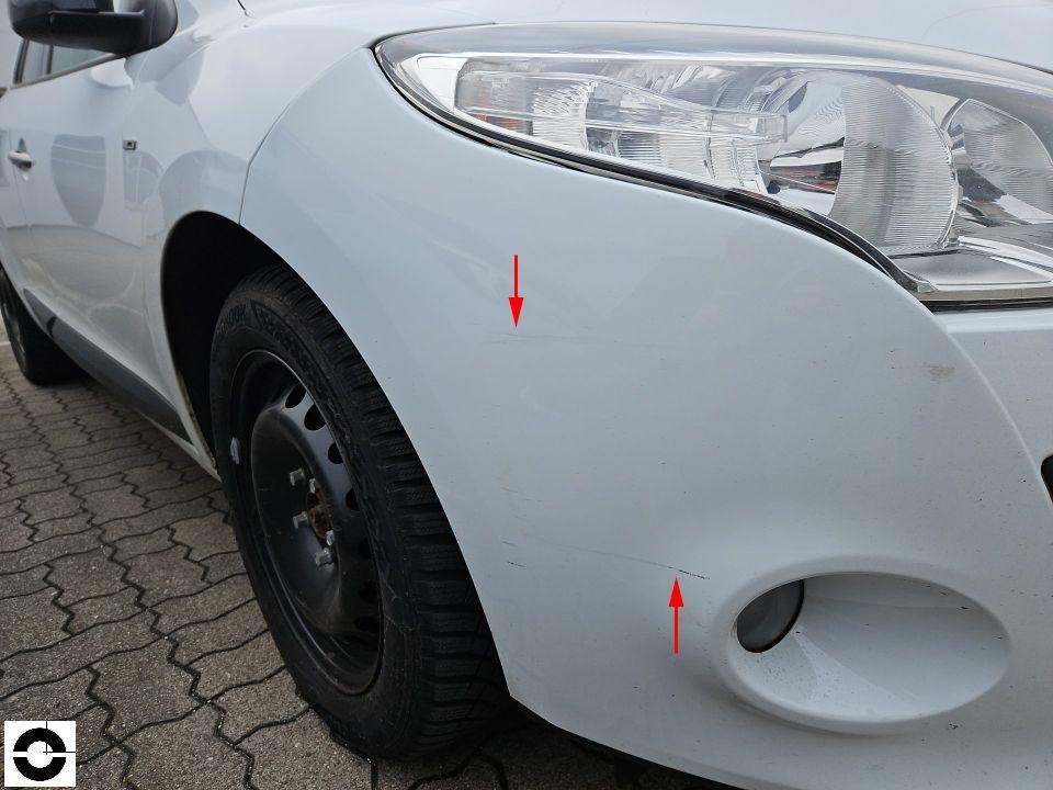 Frontansicht vorne links, Kratzer am Kotflügel und Stoßfänger mit Pfeilen markiert