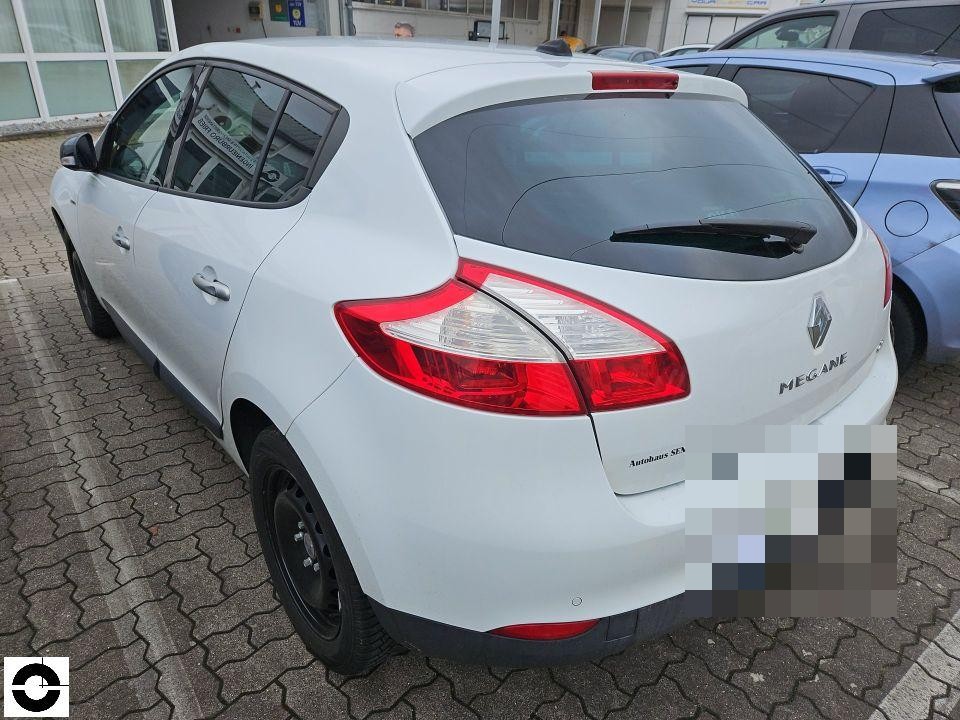 Heckansicht schräg links, weißer Kompaktwagen, keine sichtbaren Schäden