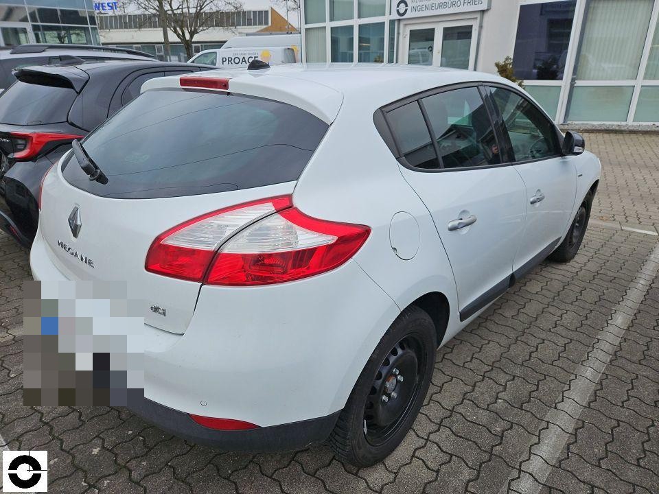 Heckansicht schräg rechts, weißer Renault Megane, keine sichtbaren Schäden
