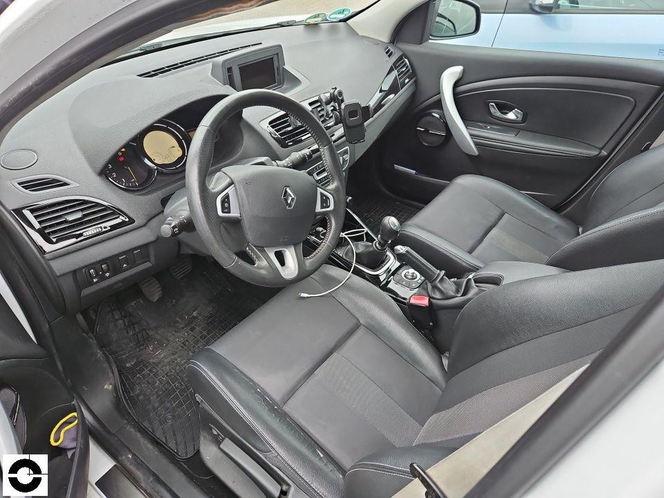 Innenraumansicht von Fahrerseite, Lenkrad, Sitze, Armaturenbrett, Mittelkonsole sichtbar