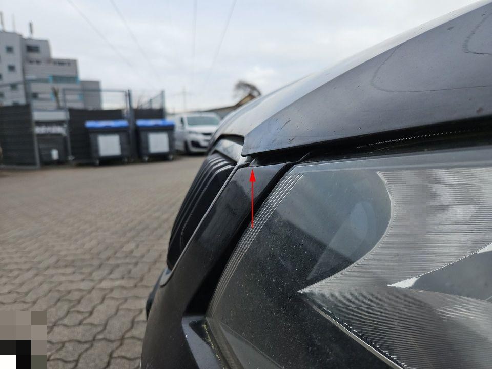 Detailaufnahme Frontbereich links, roter Pfeil zeigt auf Spalt zwischen Motorhaube und Scheinwerfer