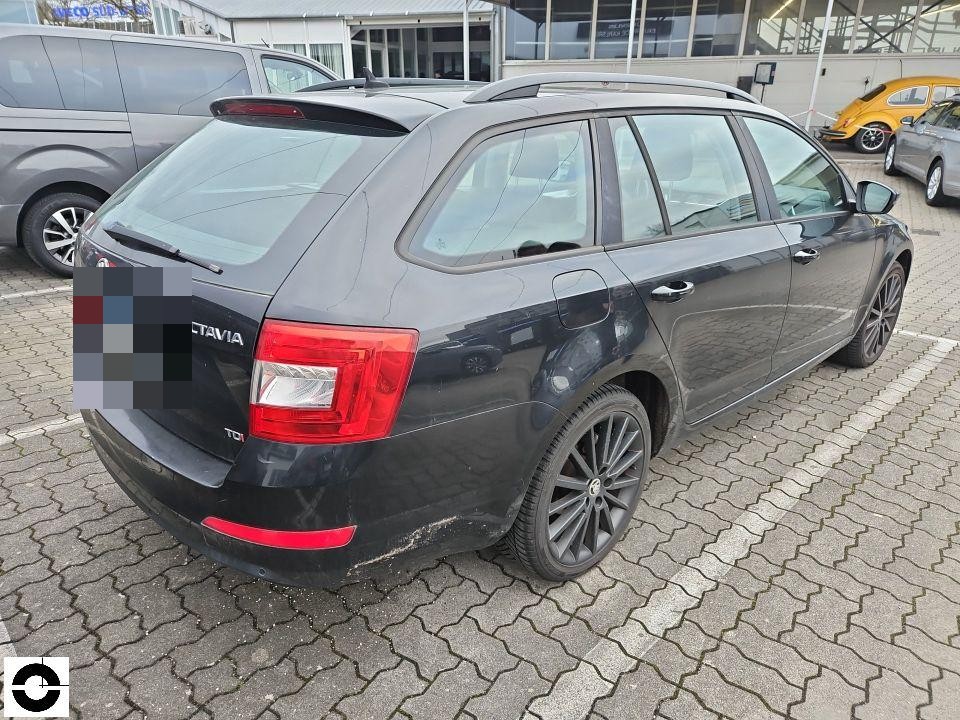 Heckansicht schräg rechts, Kombi dunkel, keine sichtbaren Schäden erkennbar