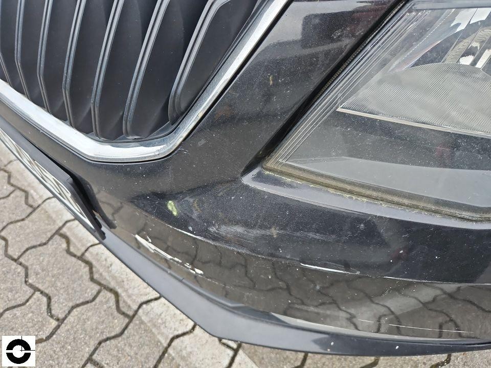 Nahaufnahme vordere Stoßstange links mit Kratzern und Schleifspuren am Kühlergrill