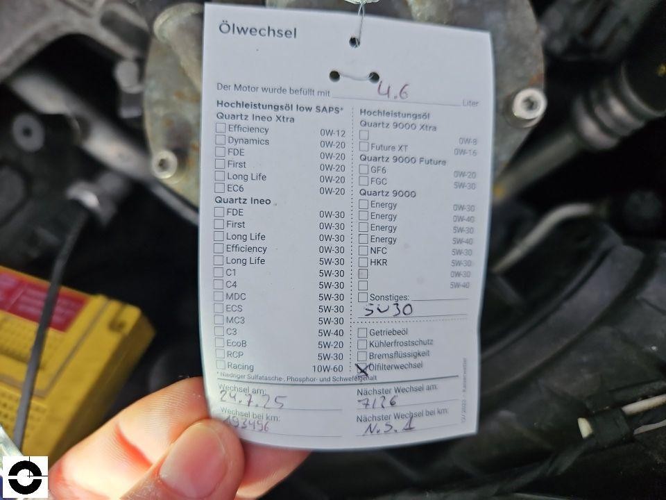 Ölwechsel-Serviceaufkleber im Motorraum mit technischen Daten und Wartungsinformationen