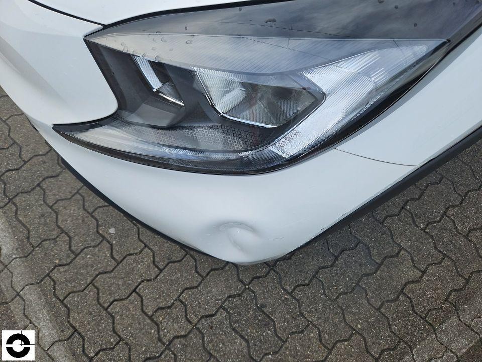 Frontansicht links, Stoßstange mit Delle und Kratzer unterhalb des Scheinwerfers