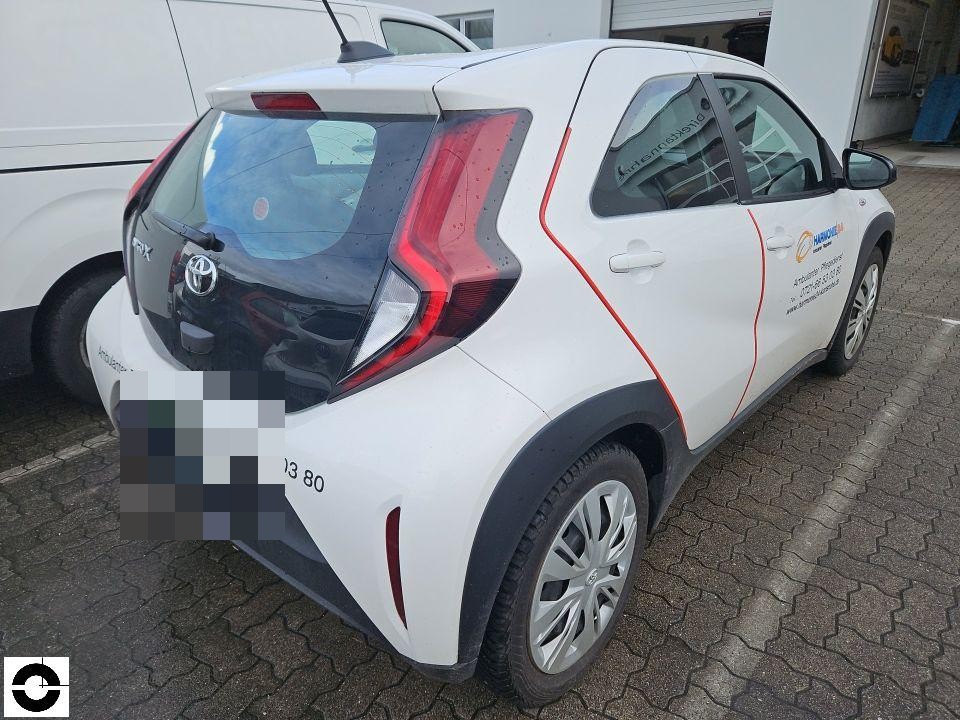 Heckansicht schräg rechts, Firmenfahrzeug mit Beschriftung, keine sichtbaren Schäden