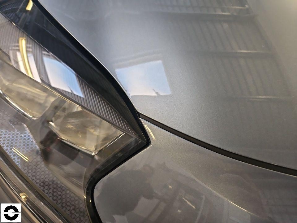 Detailaufnahme linker Frontscheinwerfer und angrenzende Motorhaube, grau metallic, keine sichtbaren Schäden